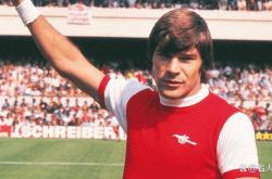 Kaiyun开云APP下载包含离谱！纽卡斯尔转会期主帅复盘斯图加特围绕足总杯再遭质疑，阿森纳关键时刻豪取连胜的词条